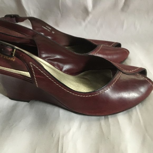 Kenneth Cole Reaction burgundy peep toe wedges - Picture 4 of 13